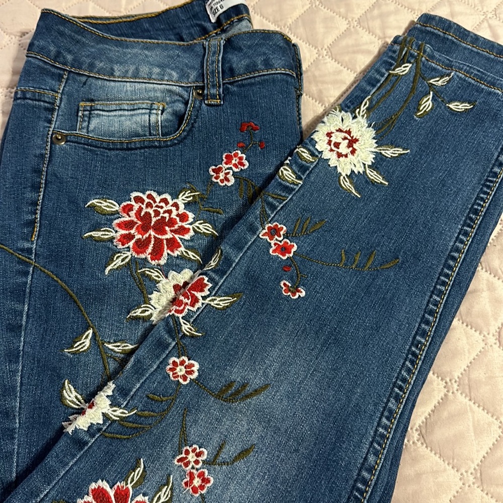 EUC Sandpiper jeans with flower embroidery details. Size 6. Light stretch - Picture 8 of 10